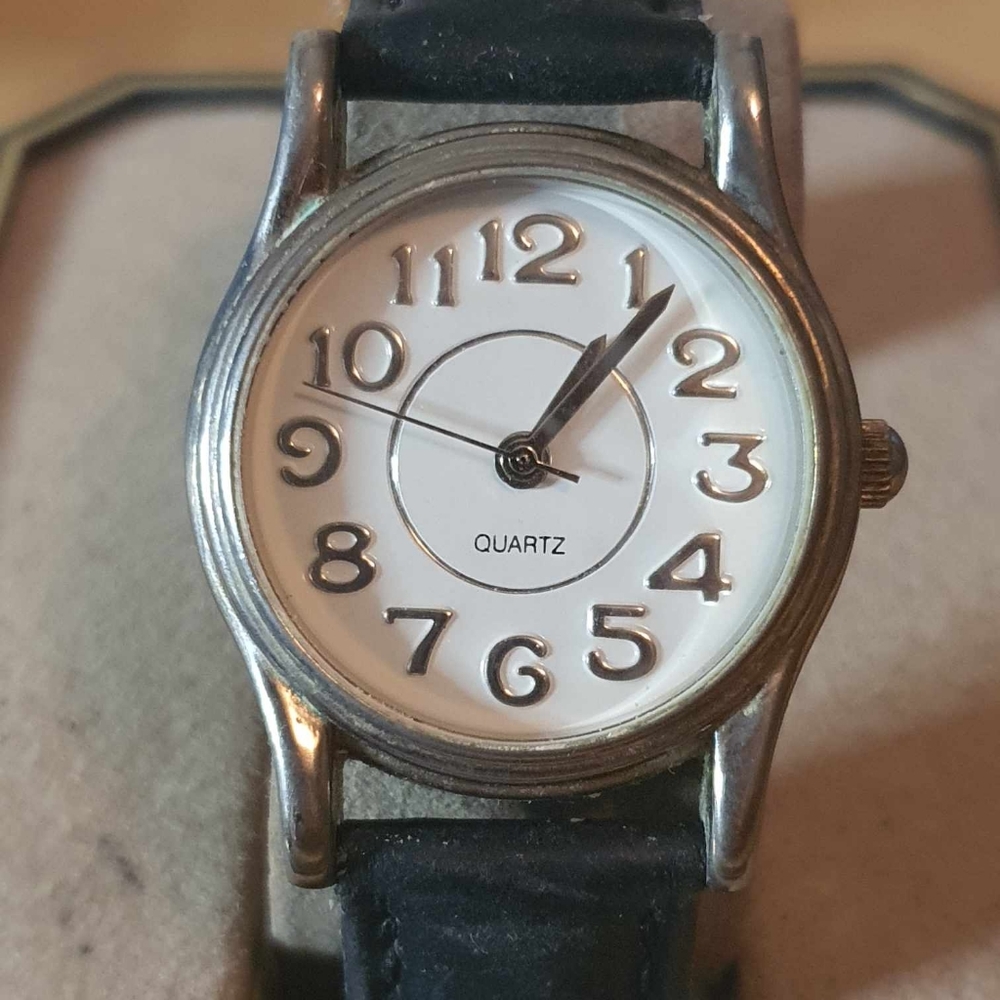 🦋10/$20🦋 M.z. Berger  Silver/White Leather Women's Watch